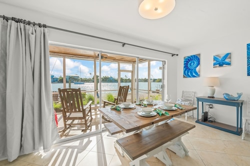 Waterfront Charm! Walk to Bayfront Park!