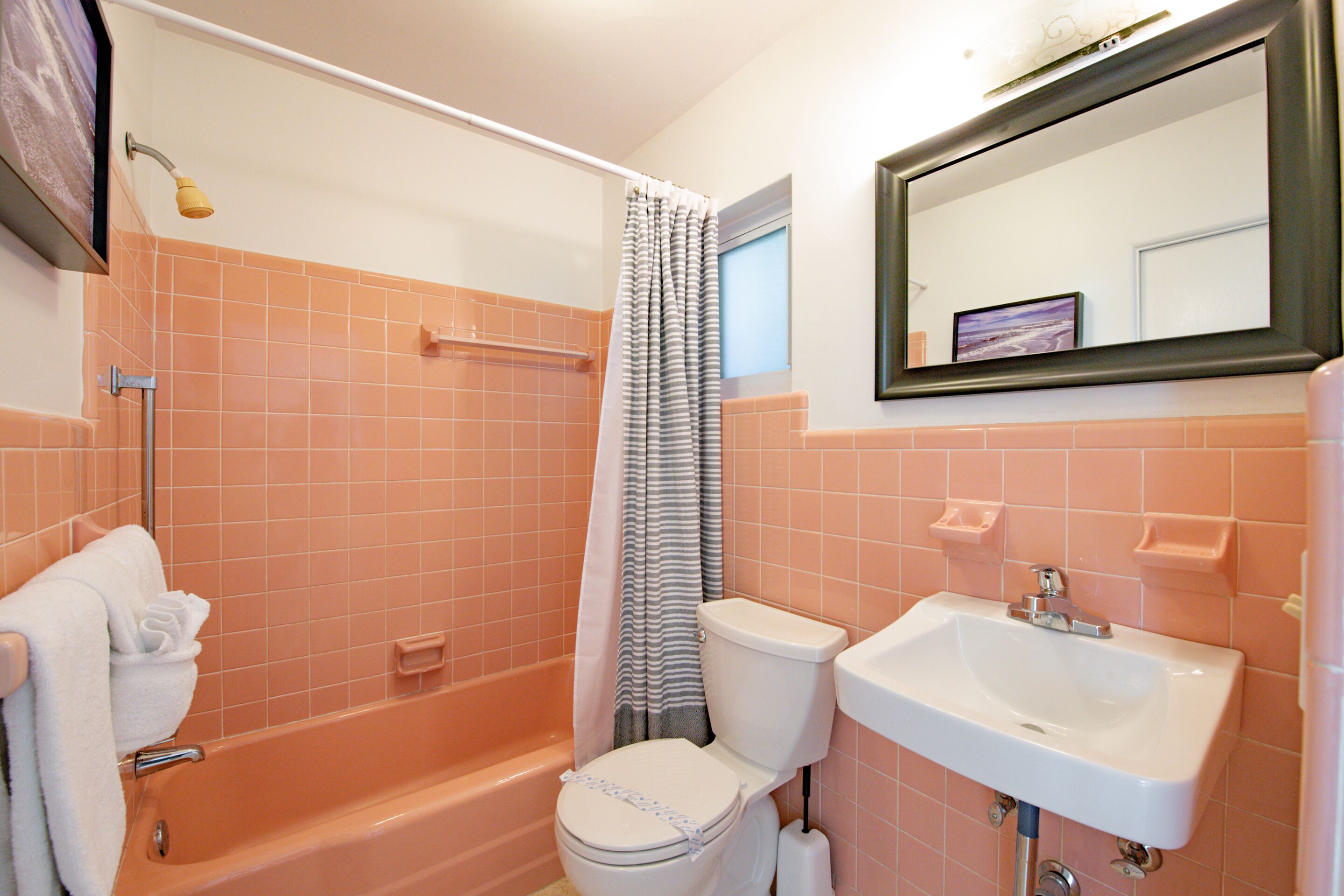 Une salle de bain avec une baignoire, des toilettes et un lavabo.