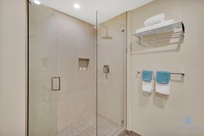 Dusche, Haartrockner, Handtücher, Seife