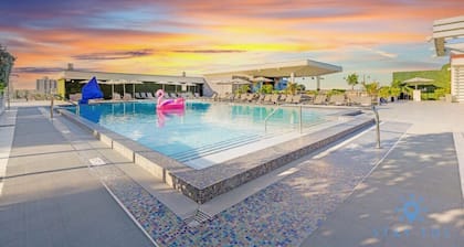 Rooftop Pool & Hot Tub+ Gym+ Near Beach