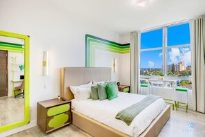 Schreibtisch, Bügeleisen/Bügelbrett, Reisekinderbett, WLAN