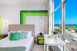 Escritorio, tabla de planchar con plancha, cuna de viaje y wifi 