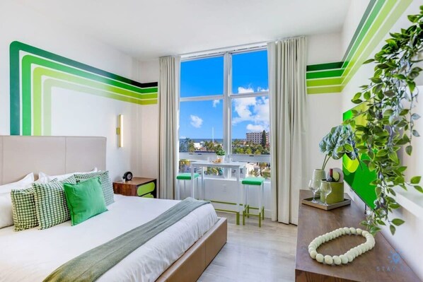 Escritorio, tabla de planchar con plancha, cuna de viaje y wifi 