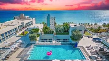 Een infinitypool en een zwembad op het dak