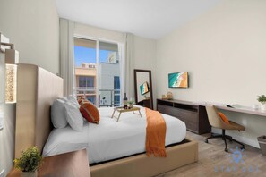 Bureau, fer et planche à repasser, lit de bébé portatif, Wi-Fi