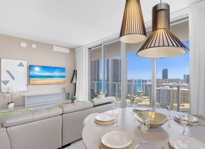 Interior - Luxury 3 Br|Corner Balcony|Panoramic View+ Pools (Hollywood)