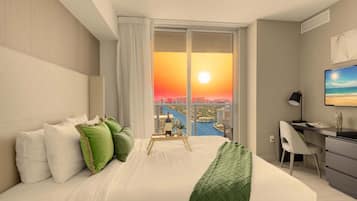 3 soverom, skrivebord, strykejern/-brett og reiseseng for barn