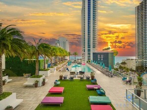 NEIGHBORHOOD - Luxury Amenities: Infinity Pool+ Gym+ Hot Tub (Hollywood)