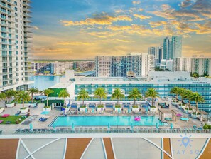 Pool - Oceanfront View|Balcony + Hot Tub+ Gym (Hollywood)