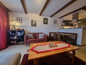 Smart TV, futbolito, libros, estéreo