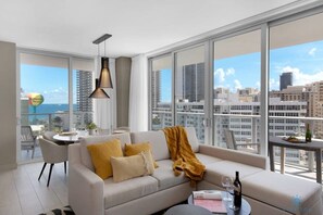 TV, offices - Wrap Around Balcony|Awesome View|Amazing Pools (Hollywood)