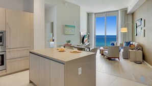 Un saló modern amb una finestra gran que ofereix una vista del mar.