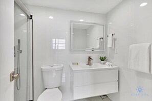 Douche, séchoir à cheveux, serviettes fournies