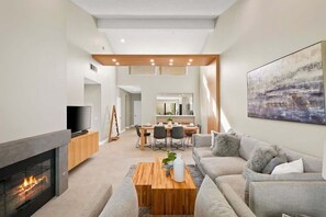 تلفزيون، مدفأة، مكتب