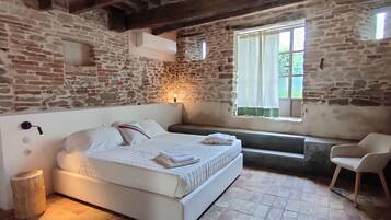 7 bedrooms, desk, iron/ironing board, travel cot