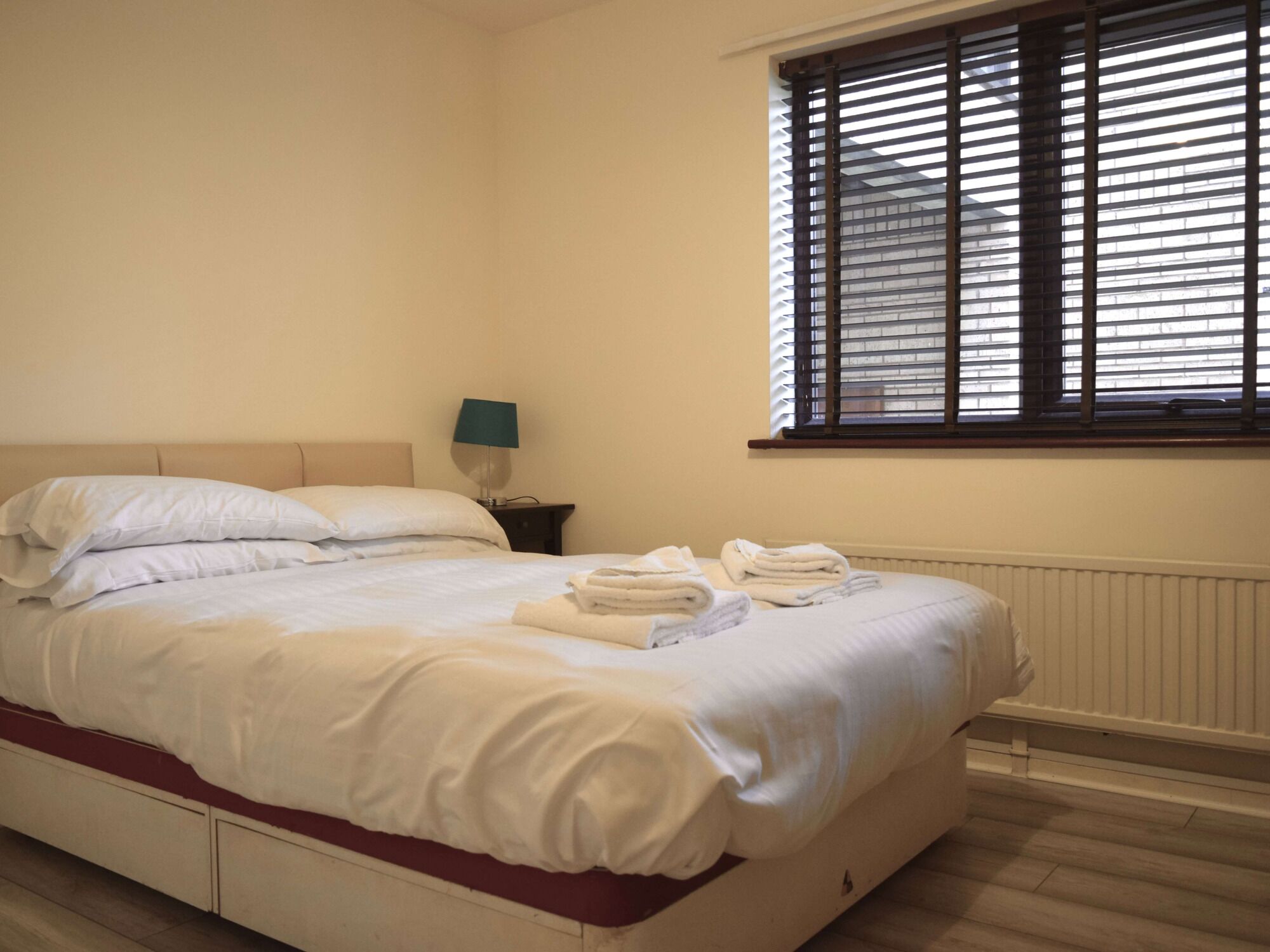 1 غرفة نوم ومكواة/لوح كي وواي فاي مجانًا وملاءات أسرّة