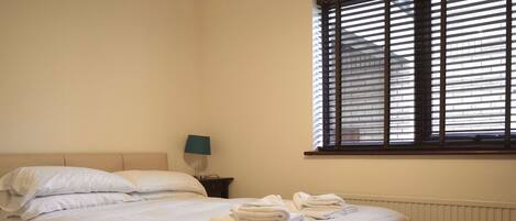 1 habitación, tabla de planchar con plancha, wifi gratis y ropa de cama