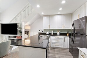 Frigorifero, microonde, forno, piano cottura