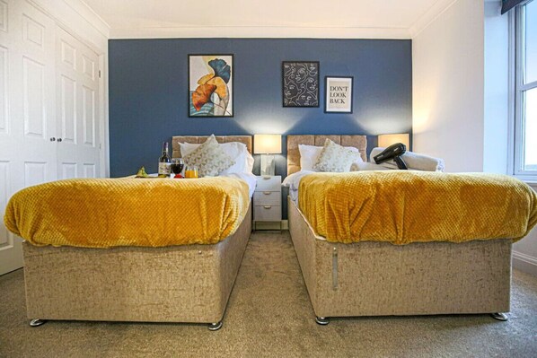 6 bedrooms, desk, iron/ironing board, travel crib