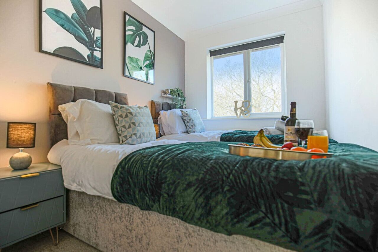 6 soverom, skrivebord, strykejern/-brett og reiseseng for barn