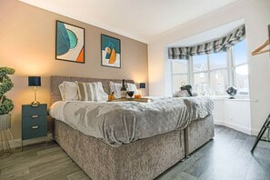 6 bedrooms, desk, iron/ironing board, travel crib