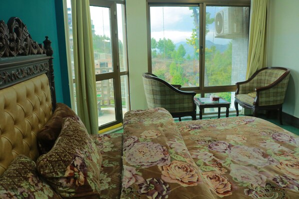 Chambre Deluxe Double ou avec lits jumeaux | Bureau, fer et planche à repasser, Wi-Fi gratuit, draps fournis