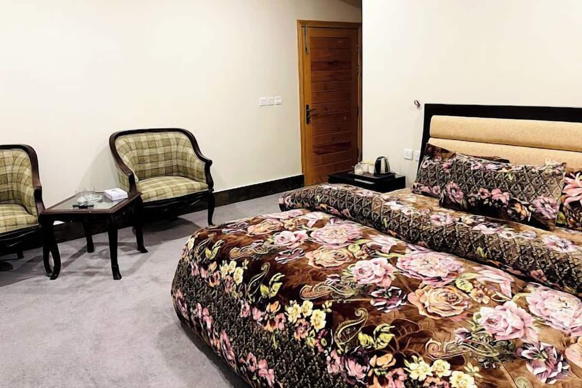 Habitación Deluxe con 1 cama doble o 2 individuales | Escritorio, tabla de planchar con plancha, wifi gratis y ropa de cama