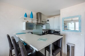 Fridge, microwave, oven, dishwasher - La Plage - Appartement vue mer (Courseulles-sur-Mer)