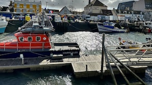 A harbor with boats docked, a pier, and buildings in the background. - La Plage - Appartement vue mer (Courseulles-sur-Mer)