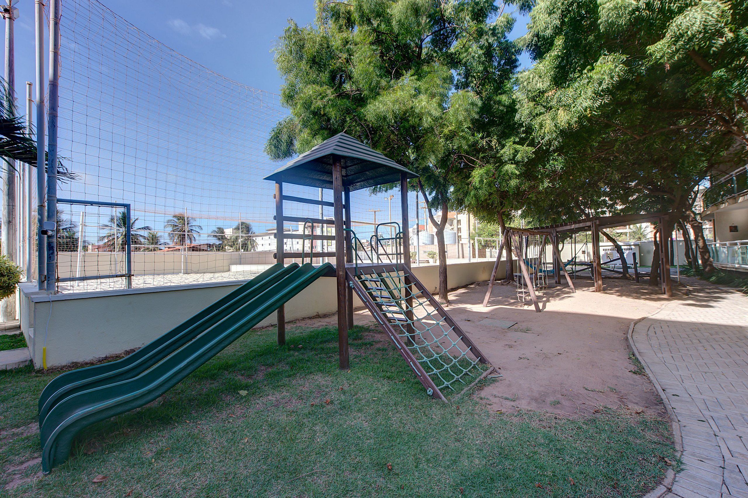 Un parque infantil con toboganes y estructuras para escalar.