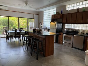 Een magnetron, een vaatwasser, een koffiezetapparaat/waterkoker