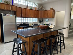 Een magnetron, een vaatwasser, een koffiezetapparaat/waterkoker