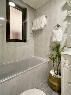 Baignoire, baignoire à jets, bidet