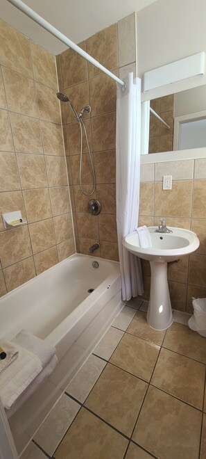 Habitación básica | Baño | Bañera y toallas