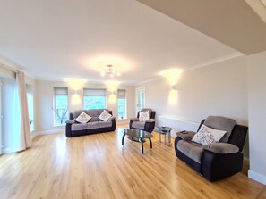 LCD TV - Nightingale Lodge Cleggan (Cleggan)