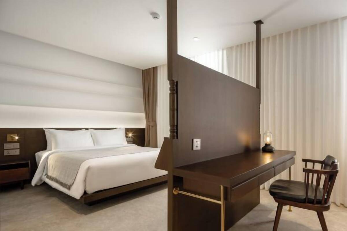 Pillowtop beds, minibar, in-room safe, blackout drapes