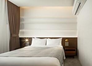Deluxe Double Room | Camas con pillow-top, minibar y caja de seguridad en la habitación 