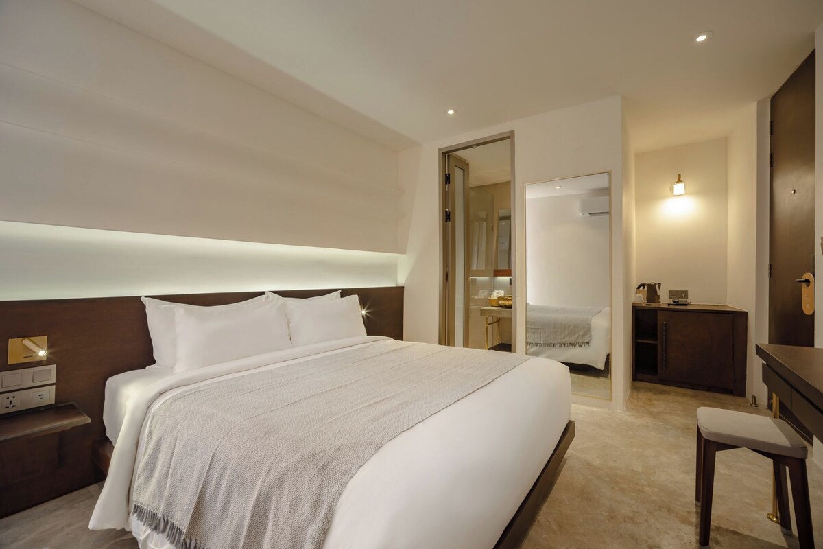 Pillowtop beds, minibar, in-room safe, blackout drapes