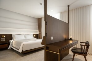 Deluxe Double Room | Camas con pillow-top, minibar y caja de seguridad en la habitación 