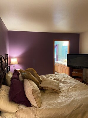 5 bedrooms, travel crib, free WiFi, bed sheets