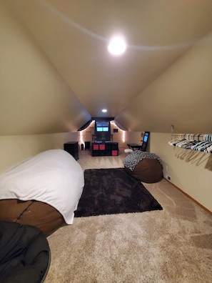 5 bedrooms, travel crib, free WiFi, bed sheets - Home away from Home (Federal Way)