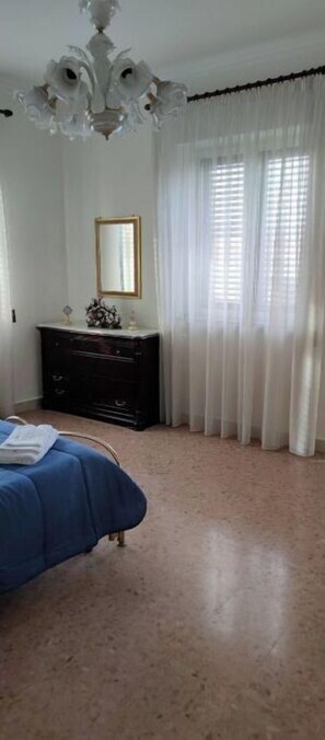 2 bedrooms, iron/ironing board, WiFi