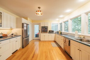 Fridge, microwave, oven, stovetop - Waterfront, Luxury, Spacious home in Freeport! (Freeport)