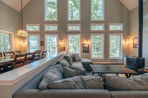 Waterfront, Luxury, Spacious home in Freeport!