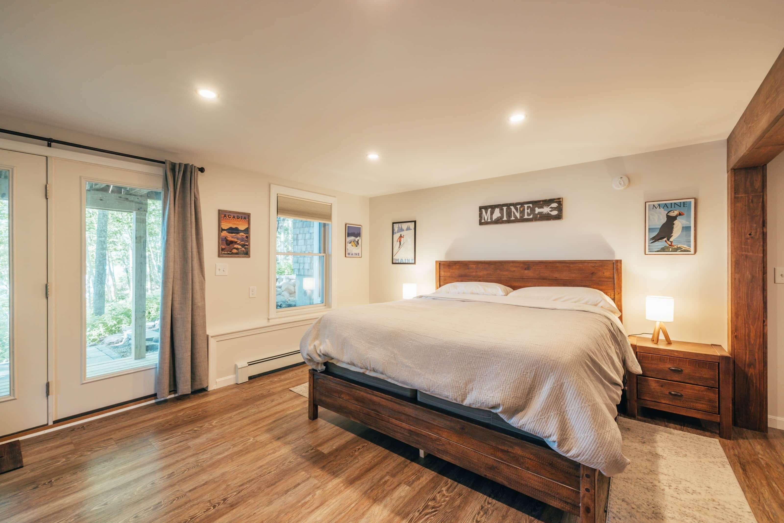 5 makuuhuonetta, työpöytä, silitysrauta/-lauta, vauvan matkasänky