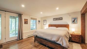 5 makuuhuonetta, työpöytä, silitysrauta/-lauta, vauvan matkasänky