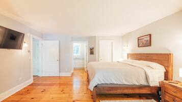 5 bedrooms, desk, iron/ironing board, travel crib