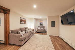 Smart TV, fireplace, books - Waterfront, Luxury, Spacious home in Freeport! (Freeport)