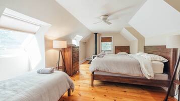 5 bedrooms, desk, iron/ironing board, travel cot