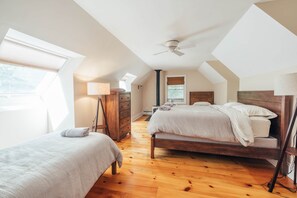 5 bedrooms, desk, iron/ironing board, travel crib - Waterfront, Luxury, Spacious home in Freeport! (Freeport)